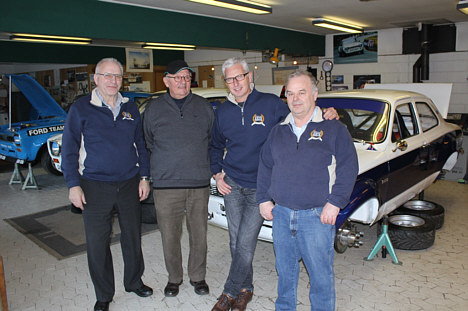 Bent Sørensen, Erik Høyer, Lars Erik Nielsen og Benny Rasmussen foran den Ford Escort som Lars Erik Nielsen skal køre i 2011.